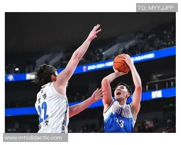 北控与广厦激战CBA联赛巅峰对决球迷期待精彩瞬间与战术较量 北控与广厦激战CBA联赛巅峰对决球迷期待精彩瞬间与战术较量