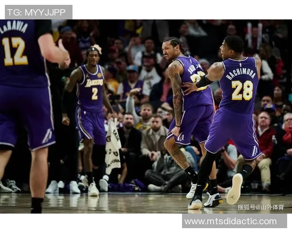 小牛与湖人季后赛第三场激战回顾球星表现与战术分析